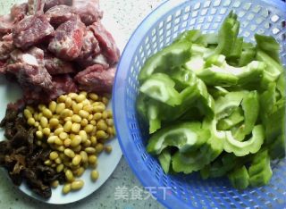 苦瓜排骨煲的做法步骤：1