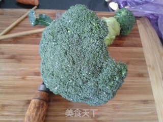 清炒西兰花（女性健康版）的做法步骤：1