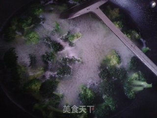 清炒西兰花（女性健康版）的做法步骤：2