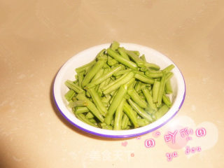 干煸豆角的做法步骤：2