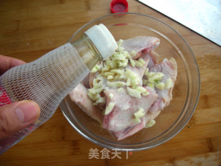 无油麻辣鸡翅的做法步骤：1