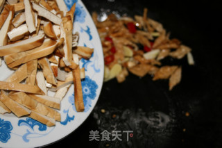 白辣椒熏豆干炒腊肠的做法步骤：7