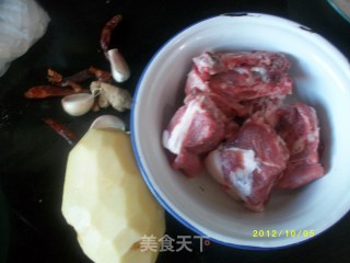 土豆炖排骨的做法步骤：1