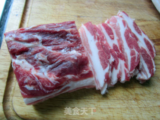 辣白菜炒五花肉的做法步骤：1