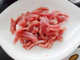 青椒海带丝炒肉的做法步骤：2