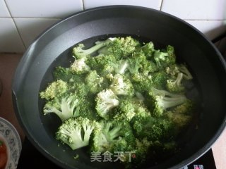 凉拌西兰花根的做法步骤：1