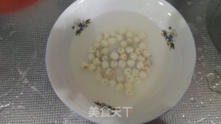 红枣莲子银耳汤的做法步骤：2