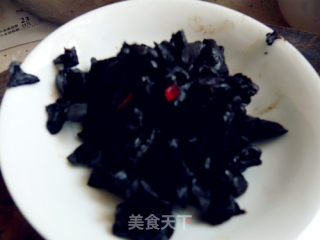 黑白蒜配的做法步骤：1