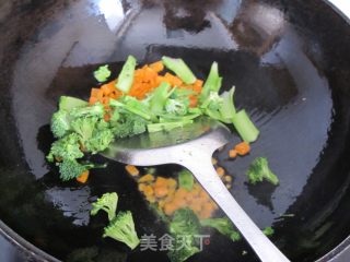 蔬菜炒饭的做法步骤：2