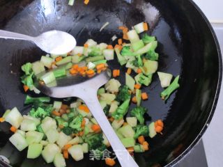 蔬菜炒饭的做法步骤：3