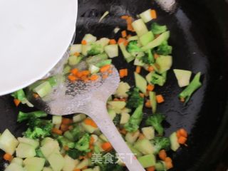 蔬菜炒饭的做法步骤：4