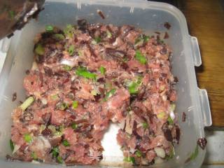 黑木耳瘦肉春卷的做法步骤：3