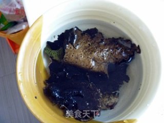 岩耳鹌鹑汤的做法步骤：1
