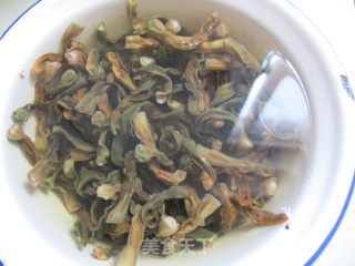 豇豆干烧肉的做法步骤：1