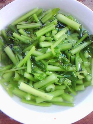 海米拌芹菜的做法步骤：2