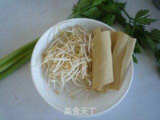 清爽小凉菜——豆皮拌香芹的做法步骤：1