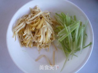 清爽小凉菜——豆皮拌香芹的做法步骤：2