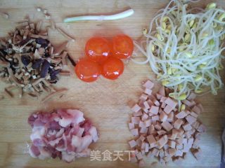 咸蛋黄杂菜炒糯米饭的做法步骤：1