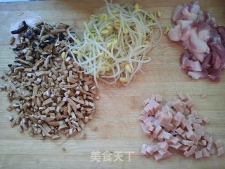 咸蛋黄杂菜炒糯米饭的做法步骤：2
