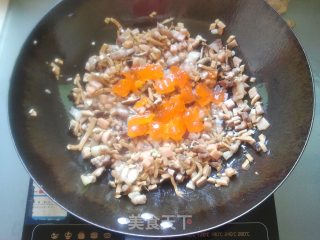 咸蛋黄杂菜炒糯米饭的做法步骤：7
