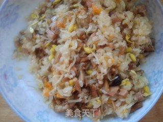 咸蛋黄杂菜炒糯米饭的做法步骤：12