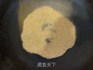 自制喷香芝麻盐的做法步骤：2