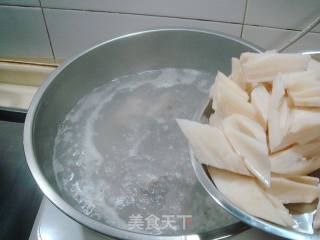 秋季时令家常菜“清汤鲜藕排骨”的做法步骤：1