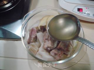 秋季时令家常菜“清汤鲜藕排骨”的做法步骤：5