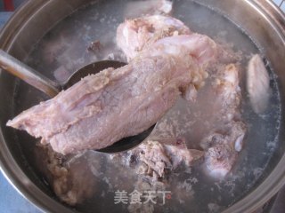 手把手教你做东北餐馆的招牌菜—东北酱焖脊骨的做法步骤：1