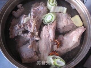 手把手教你做东北餐馆的招牌菜—东北酱焖脊骨的做法步骤：2