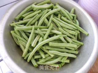 非常简单的家常菜---豆角烧肉的做法步骤：1
