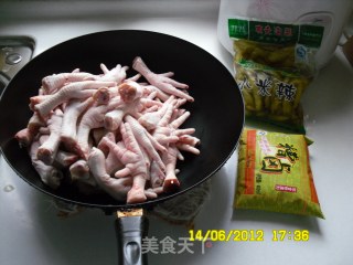 简易版泡椒凤爪的做法步骤：1