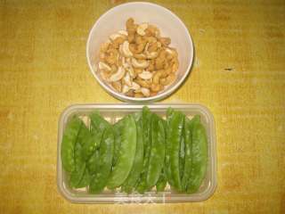 荷兰豆炒腰果的做法步骤：1