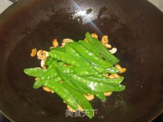 荷兰豆炒腰果的做法步骤：7