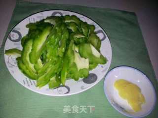 苦瓜炒蛋的做法步骤：2