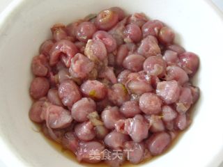 爆炒梭鱼肚脐的做法步骤：1