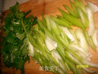 ✿木耳烧芹菜✿的做法步骤：2