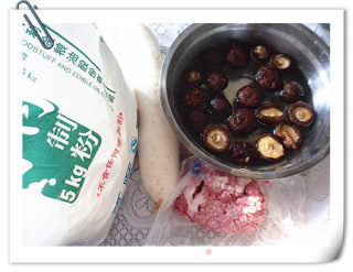白萝卜香菇煎饺的做法步骤：1