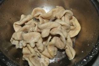 老干妈卤炒大肠的做法步骤：1