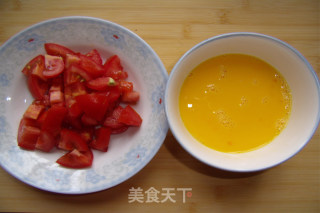 番茄洋葱炒鸡蛋的做法步骤：1