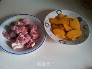 南瓜蒸排骨的做法步骤：2