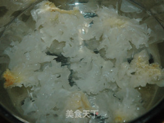 银耳薏米炖雪梨的做法步骤：1