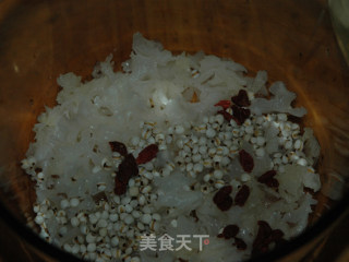 银耳薏米炖雪梨的做法步骤：2