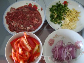 彩椒炒牛肉的做法步骤：1