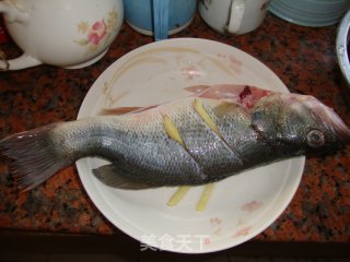清蒸鲈鱼的做法步骤：1