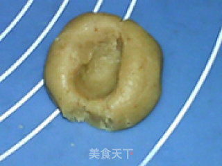 冬莲蛋黄月饼的做法步骤：2
