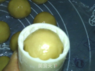 冬莲蛋黄月饼的做法步骤：20