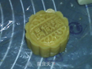 冬莲蛋黄月饼的做法步骤：22
