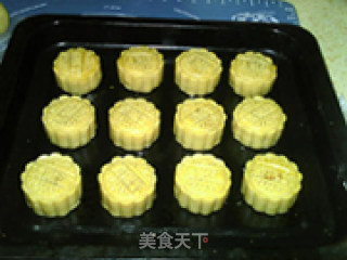 冬莲蛋黄月饼的做法步骤：24
