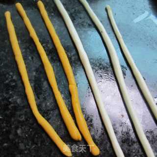 双色辫子卷的做法步骤：3
